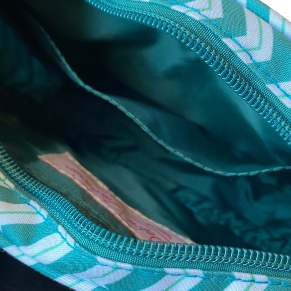 Charm 14 Chevron Teal White Crossbody Bag Touchscreen Purse NWT - Picture 7 of 9